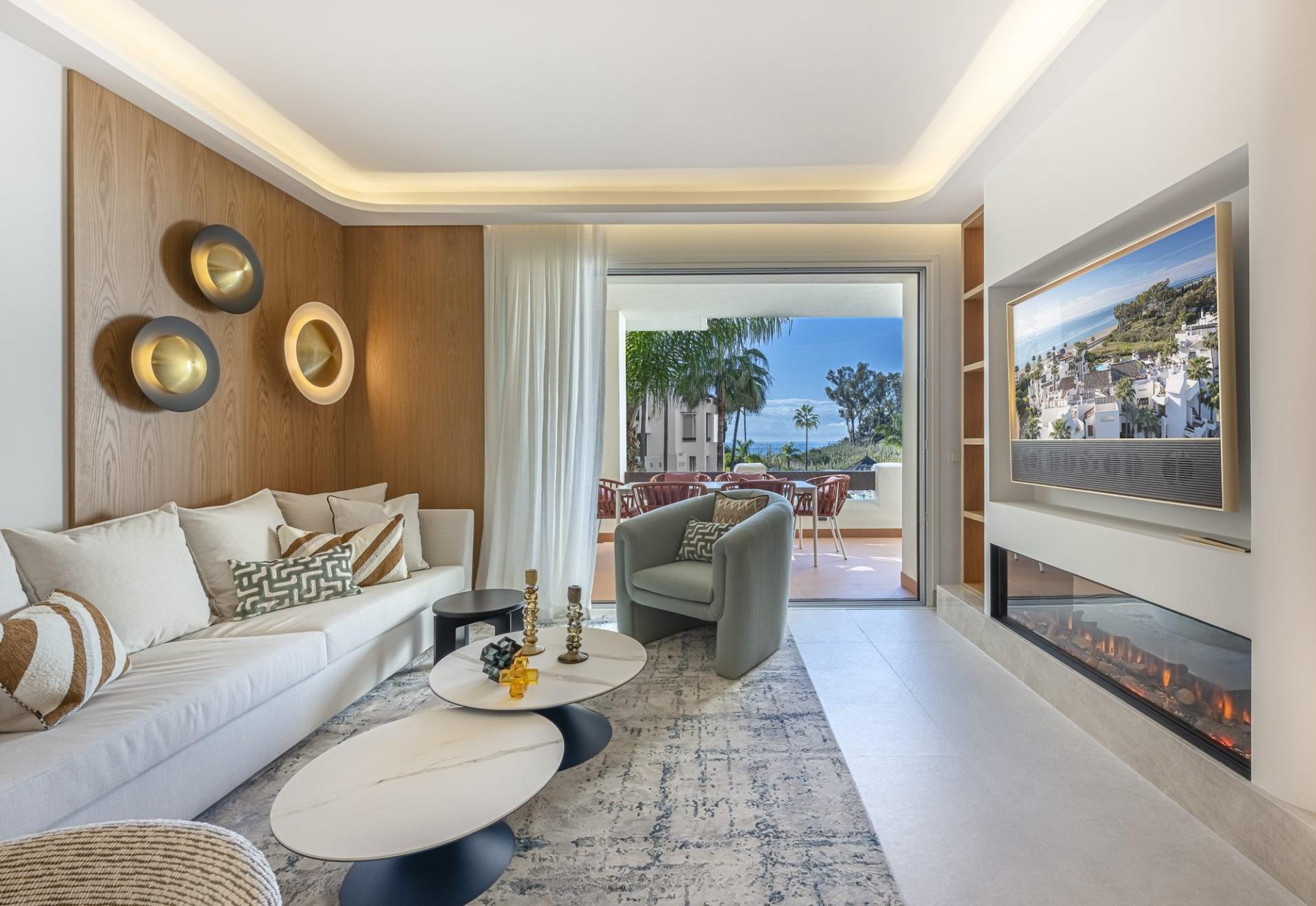 Renovated Frontline Beach Apartment with Sea Views, New Golden Mile, photograph 5