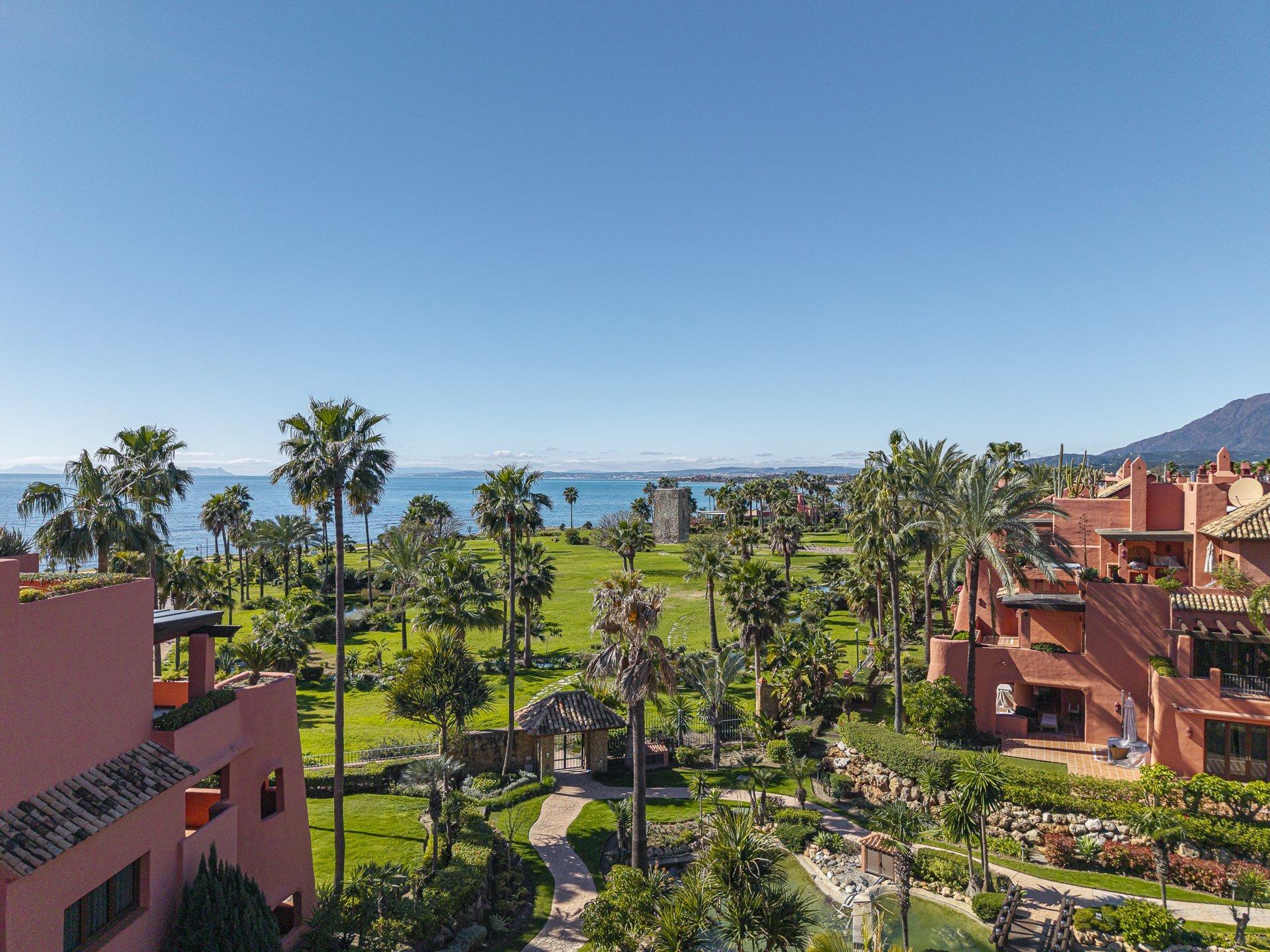 Spectacular Four Bedroom Penthouse with Rooftop Terrace, New Golden Mile