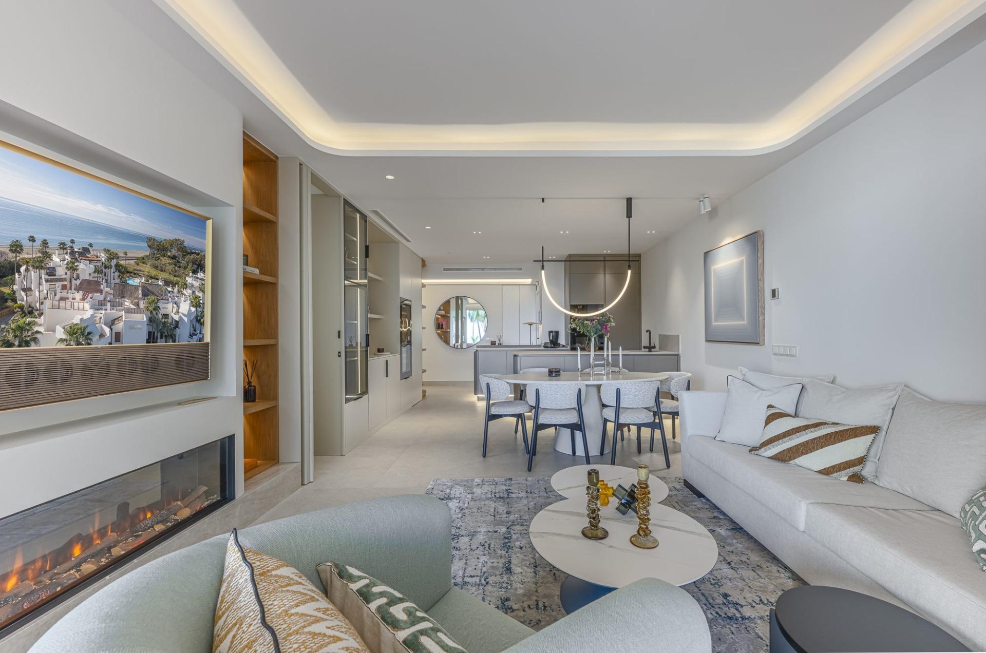 Renovated Frontline Beach Apartment with Sea Views, New Golden Mile, photograph 6