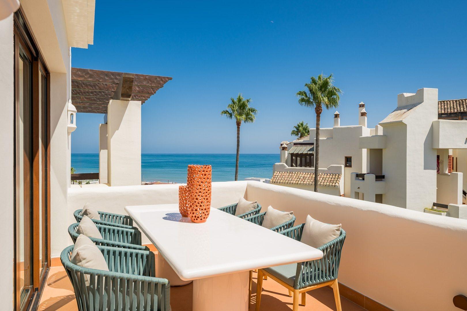 Frontline Beach Penthouse with Rooftop Terrace, Jacuzzi and Sea Views, New Golden Mile, photograph 7