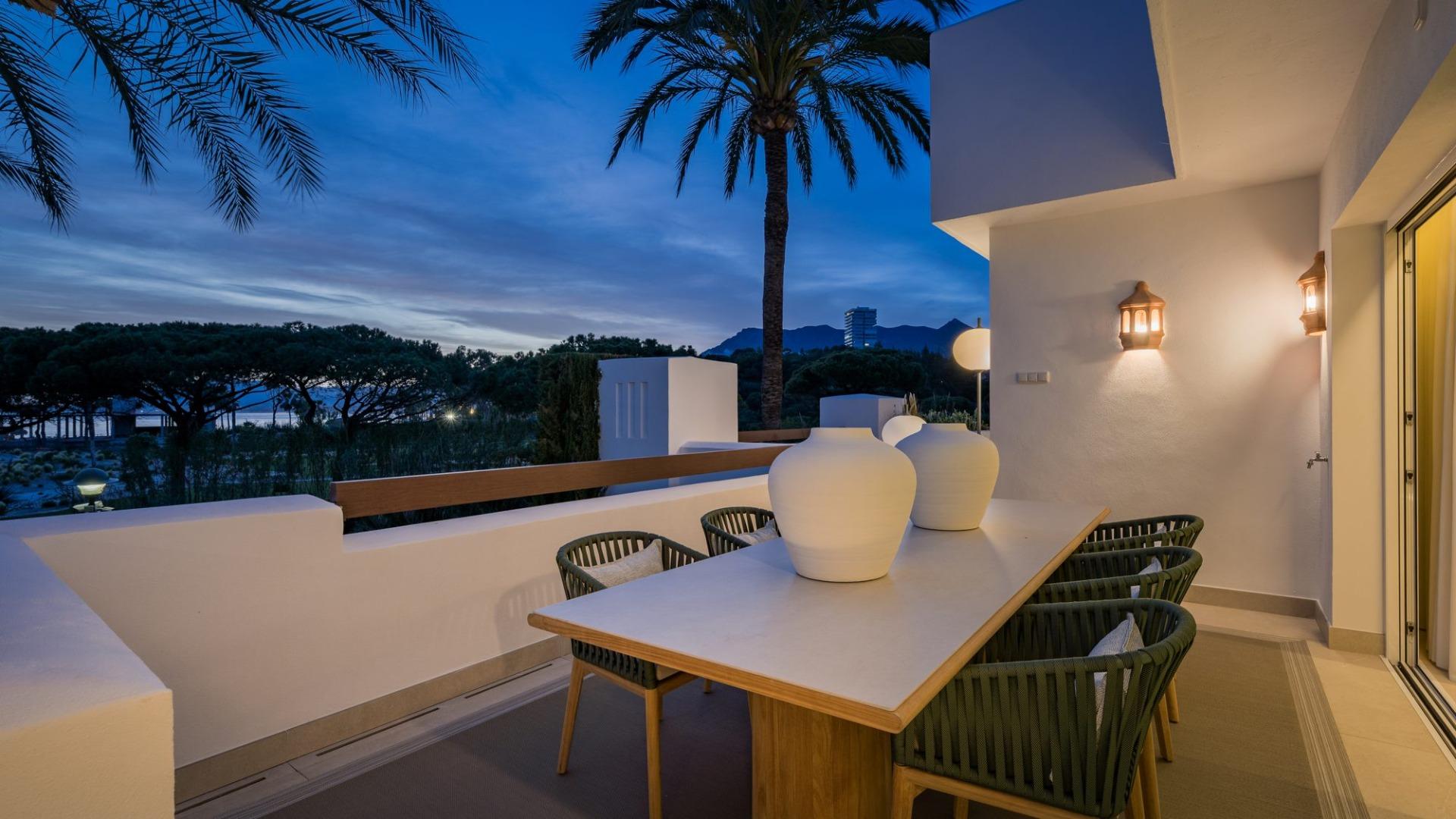 Renovated Beachside Apartment with Sea and Golf Views, Marbella East, photograph 3