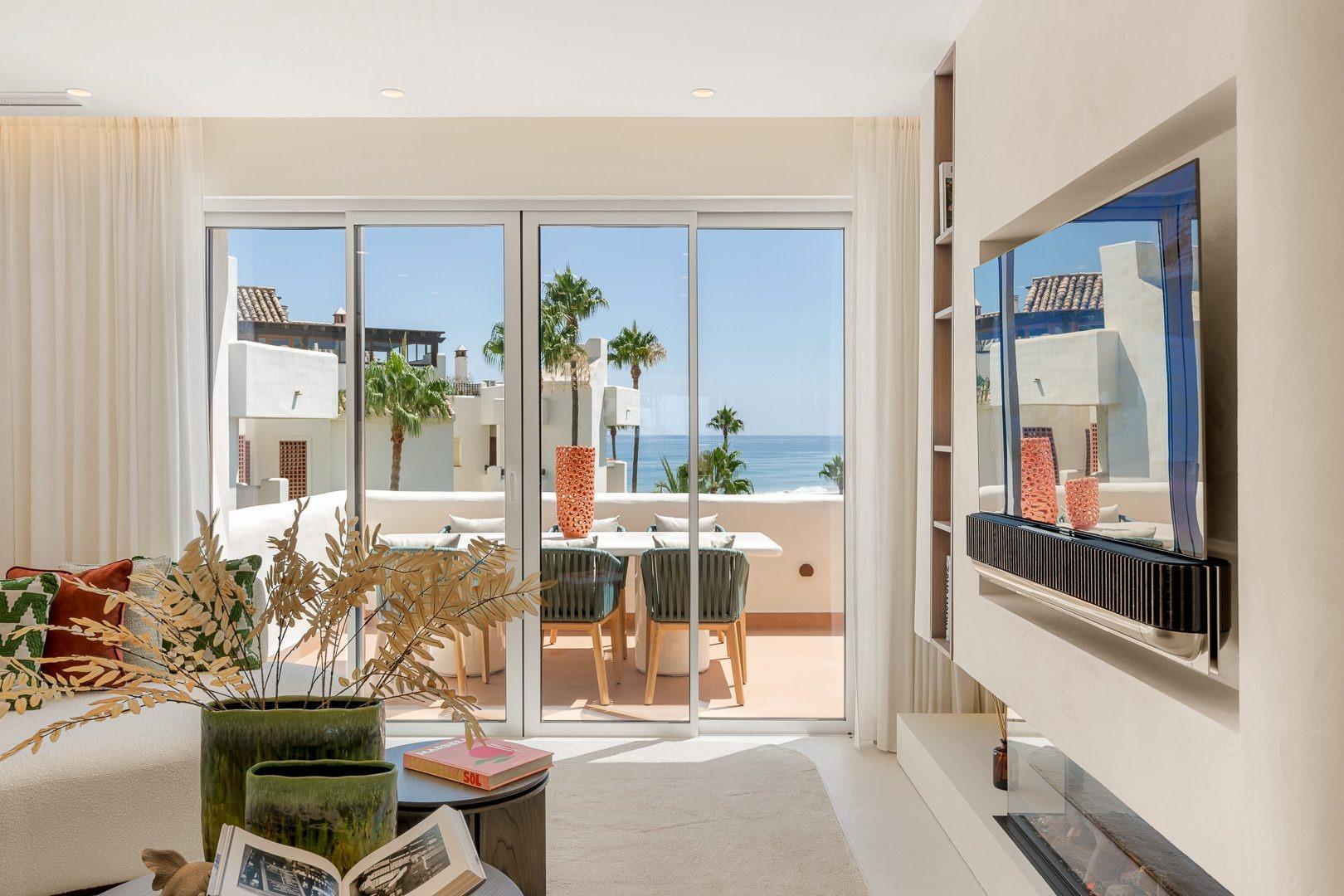 Frontline Beach Penthouse with Rooftop Terrace, Jacuzzi and Sea Views, New Golden Mile, photograph 11