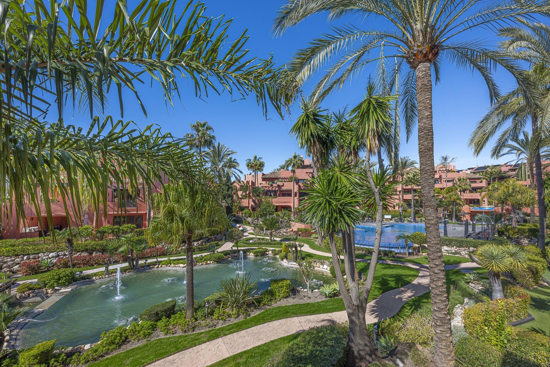 Spectacular Four Bedroom Penthouse with Rooftop Terrace, New Golden Mile, photograph 6