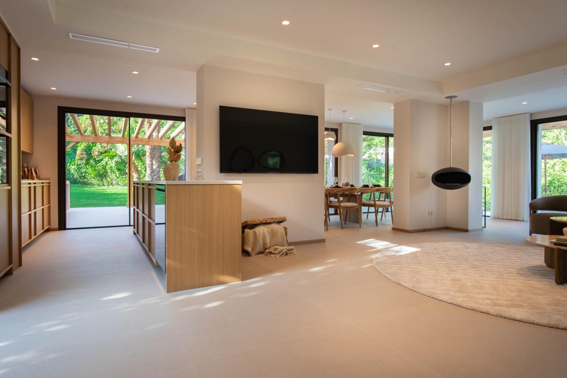 Refurbished Four Bedroom Villa with Infinity Pool, Guadalmina, Marbella, photograph 10