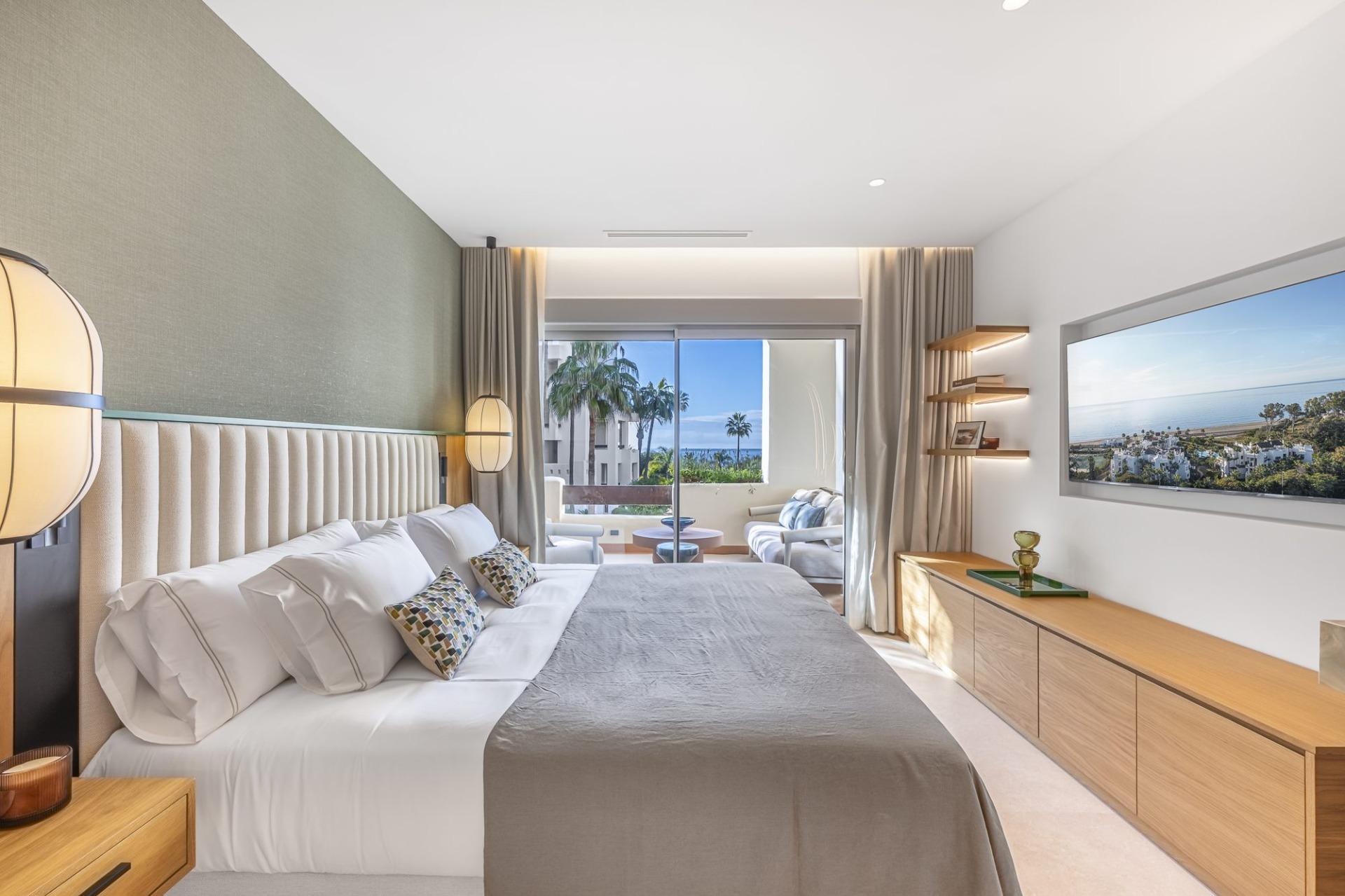 Renovated Frontline Beach Apartment with Sea Views, New Golden Mile, photograph 12