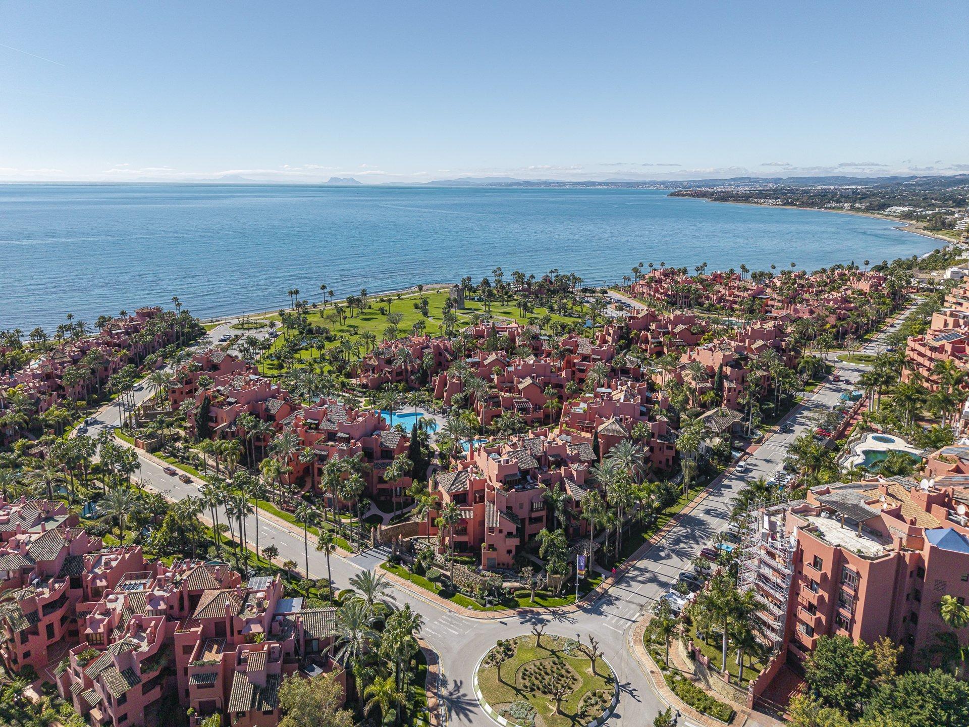 Spectacular Four Bedroom Penthouse with Rooftop Terrace, New Golden Mile, photograph 2